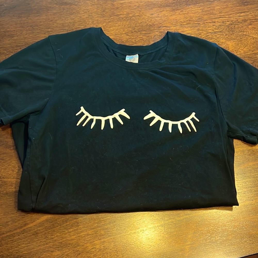 Lack tee with ‘lashes’ design 👁